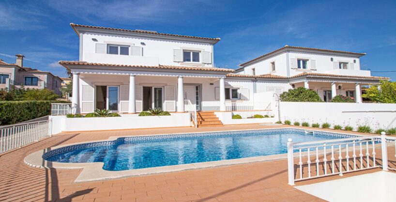 4 bed villa with pool in Almancil, Algarve for sale 1