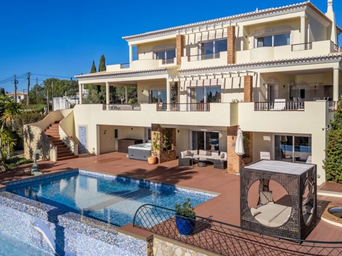 5 bed villa for sale in Praia da Luz, West Algarve 1