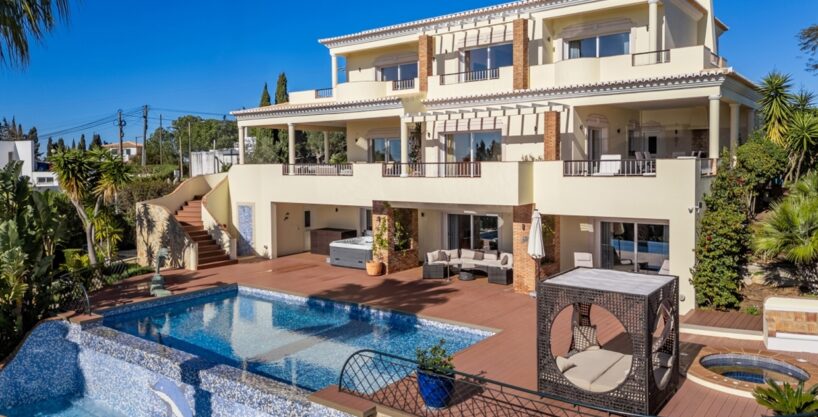 5 bed villa for sale in Praia da Luz, West Algarve 1