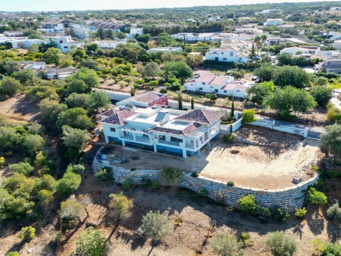 5 bed villa with a big plot for sale in Almancil, Algarve 1
