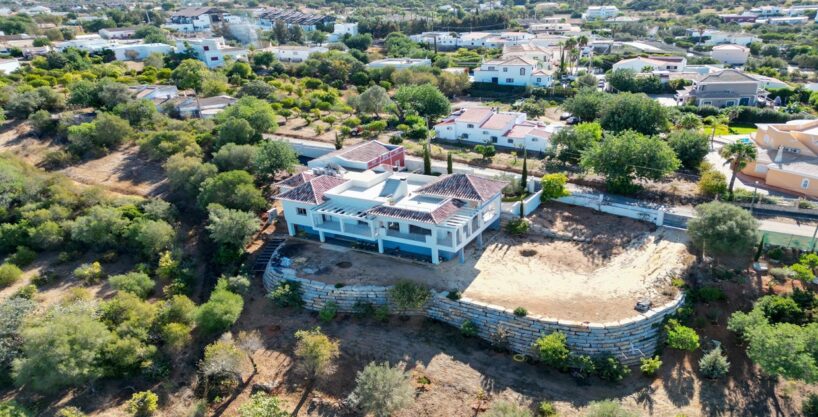 5 bed villa with a big plot for sale in Almancil, Algarve 1