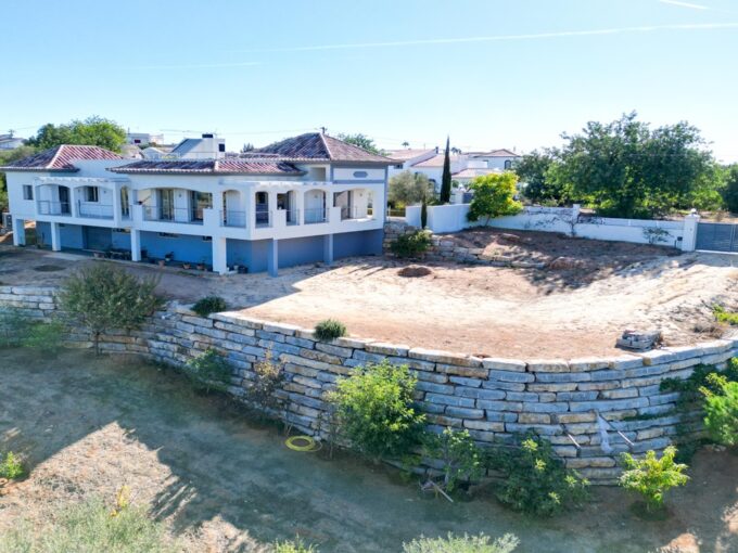 5 bed villa with a big plot for sale in Almancil, Algarve 3