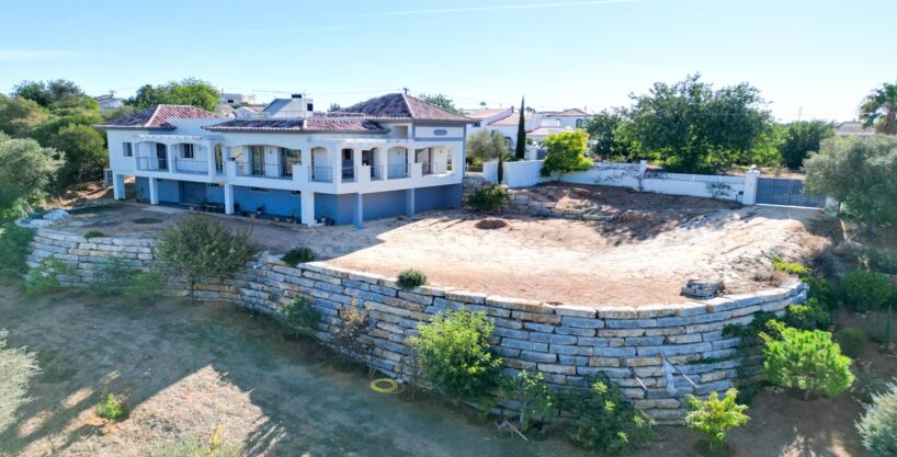 5 bed villa with a big plot for sale in Almancil, Algarve 3