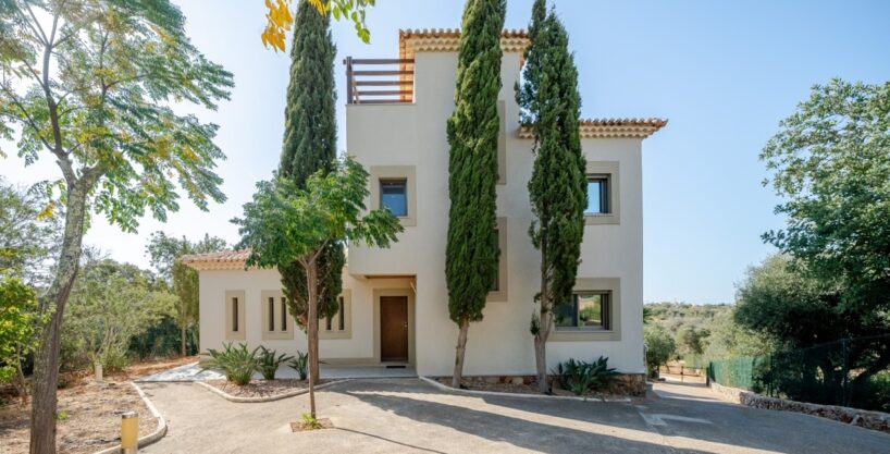 5 bed villa with land for sale in Albufeira, Algarve 1