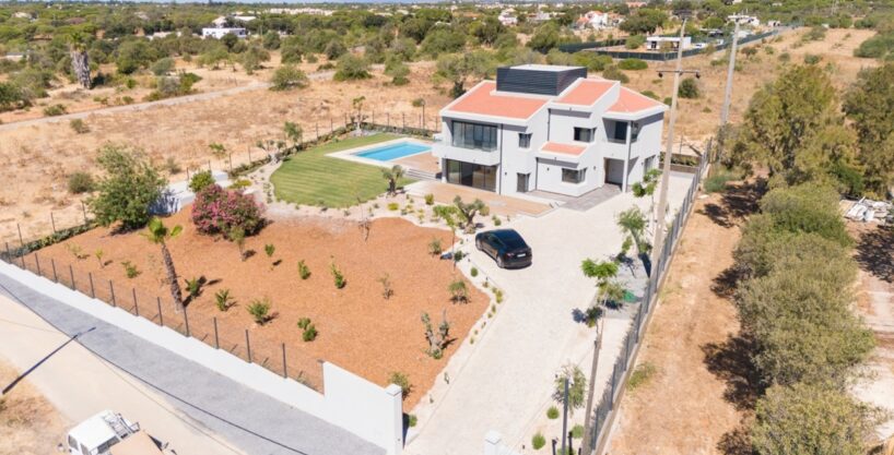 7 bed renovated villa near Quarteira beach, Algarve 1