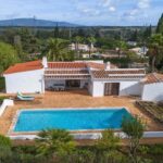 Detached villa with pool for sale in Mexilhoeira Grande Portimao 1