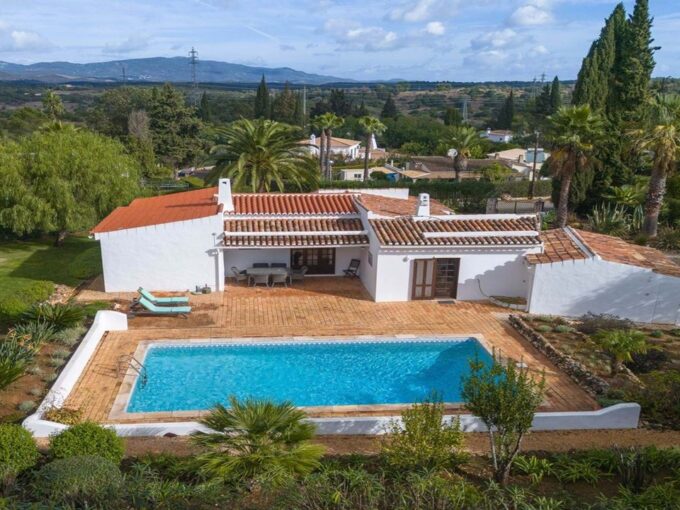Detached villa with pool for sale in Mexilhoeira Grande Portimao 1