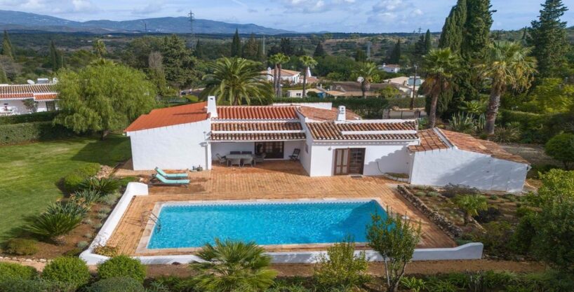 Detached villa with pool for sale in Mexilhoeira Grande Portimao 1