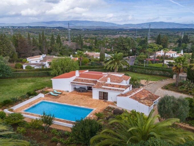 Detached villa with pool for sale in Mexilhoeira Grande, Portimao 20