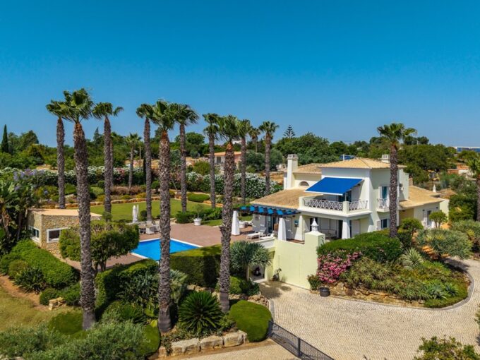 East Algarve 4 bed villa with great views in Pechao 1