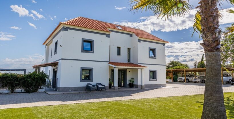 East Algarve 4 bed villa with views in Moncarapacho 3