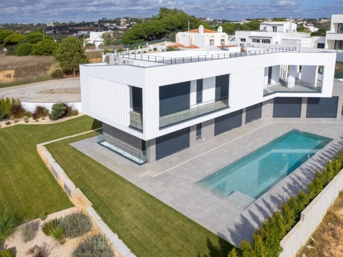Luxury Algarve villa for sale near Galé beach 5