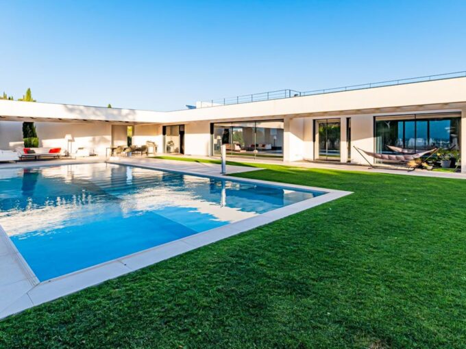 Sea view villa with 4 beds in Loule, Algarve 1