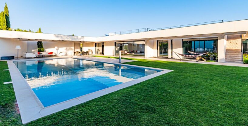 Sea view villa with 4 beds in Loule, Algarve 1