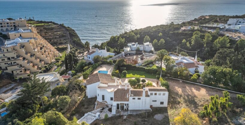 Seafront detached villa for renovation in Carvoeiro, Algarve 1