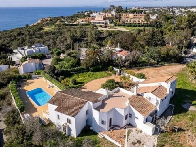 Seafront detached villa for renovation in Carvoeiro, Algarve 2