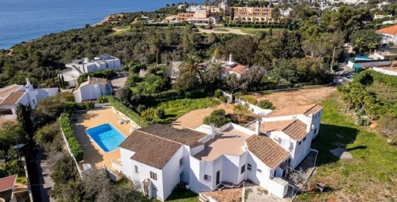 Seafront detached villa for renovation in Carvoeiro, Algarve 2