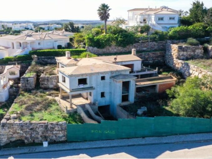 Unfinished detached 4 bed villa for sale on Parque de Floresta, Algarve 1