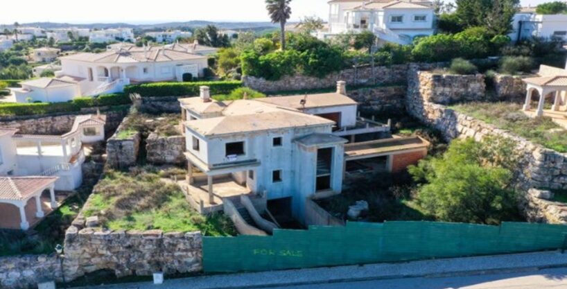 Unfinished detached 4 bed villa for sale on Parque de Floresta, Algarve 1