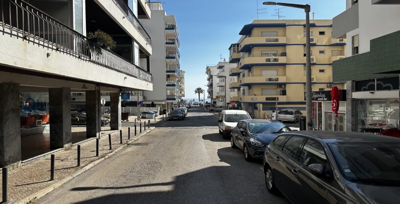 1 bed apartment for sale in central Quarteira, Algarve 1