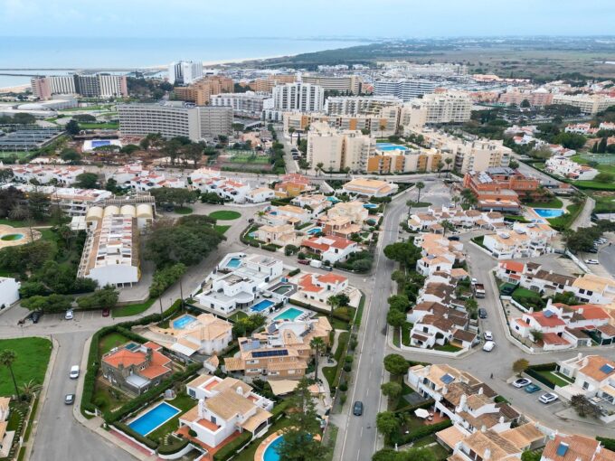 2 bed townhouse near the beach in Quarteira, Algarve 1