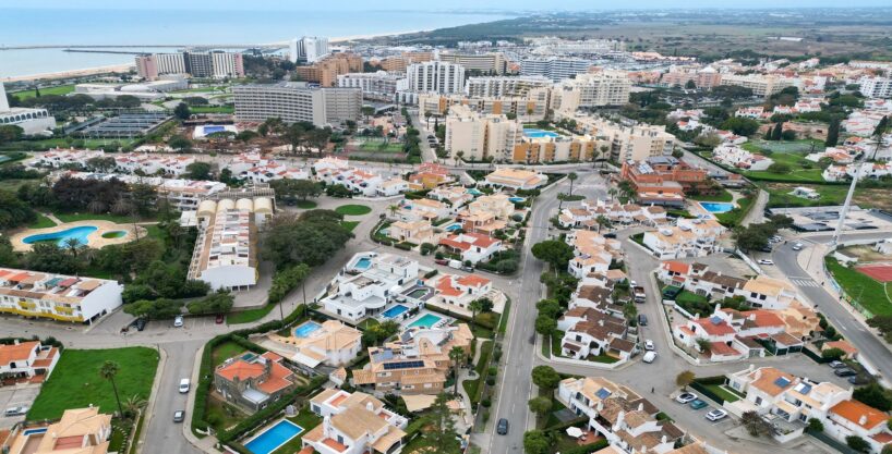 2 bed townhouse near the beach in Quarteira, Algarve 1