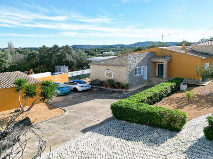 4 bed detached single storey villa for sale in Loule, Algarve 1