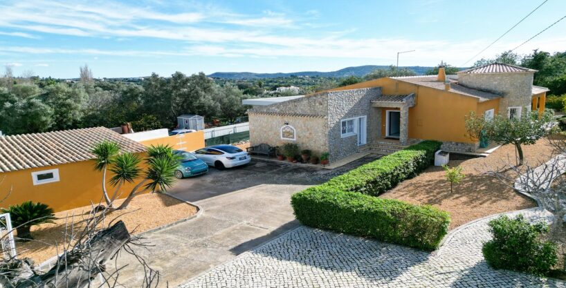 4 bed detached single storey villa for sale in Loule, Algarve 1