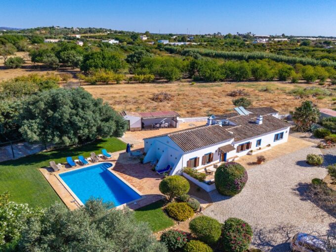 4 bed villa with land in Moncarapacho, East Algarve 1