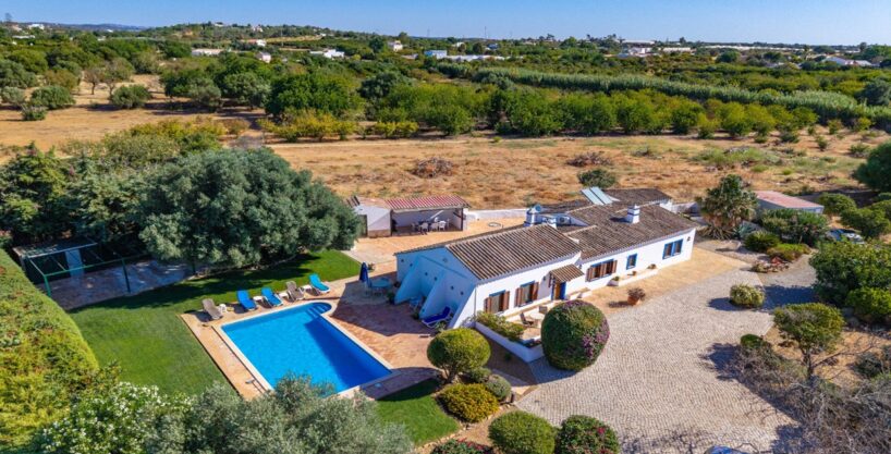 4 bed villa with land in Moncarapacho, East Algarve 1