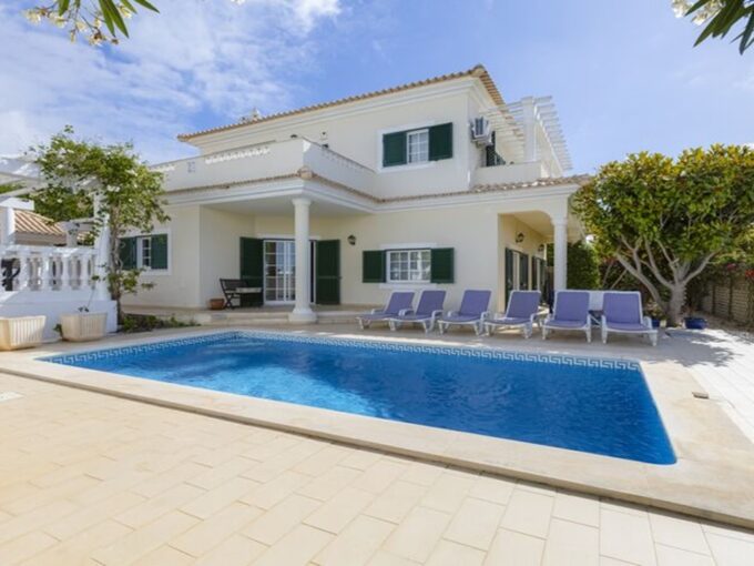 4 bed villa with pool and studio in Praia da Luz, Algarve 1