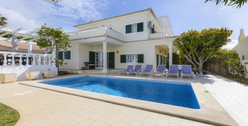 4 bed villa with pool and studio in Praia da Luz, Algarve 1