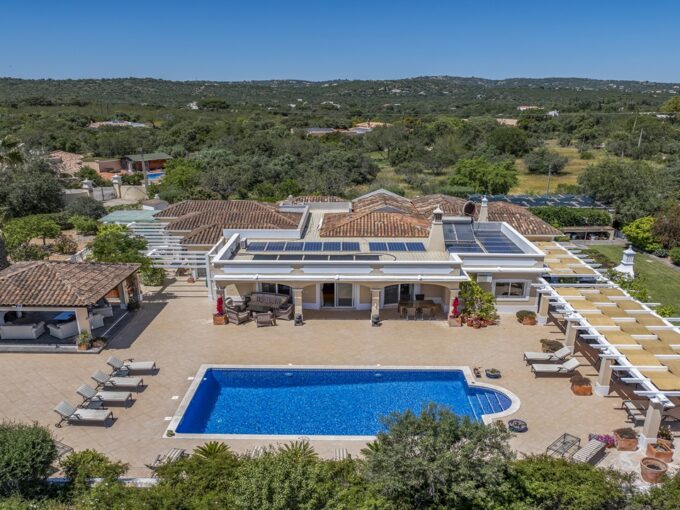 6 bed villa with heated pool in Santa Barbara de Nexe, Algarve 1