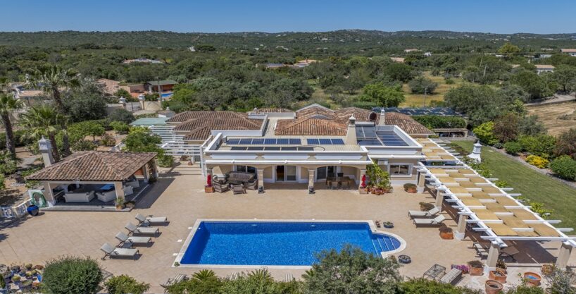 6 bed villa with heated pool in Santa Barbara de Nexe, Algarve 1