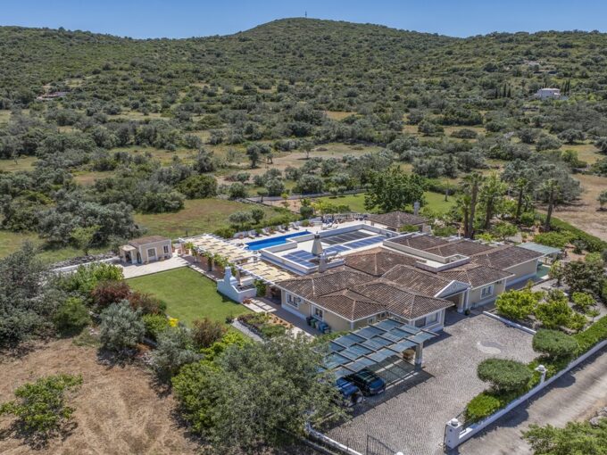 6 bed villa with heated pool in Santa Barbara de Nexe, Algarve 33
