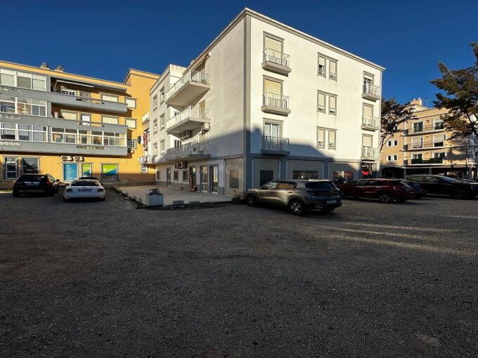 Large 4 bed apartment for sale in central Almancil, Algarve 1