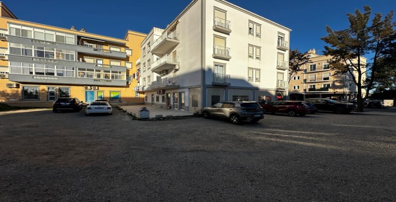 Large 4 bed apartment for sale in central Almancil, Algarve 1