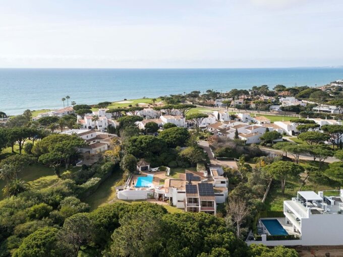 Large sea view villa with land for renovation in Vale do Lobo 2