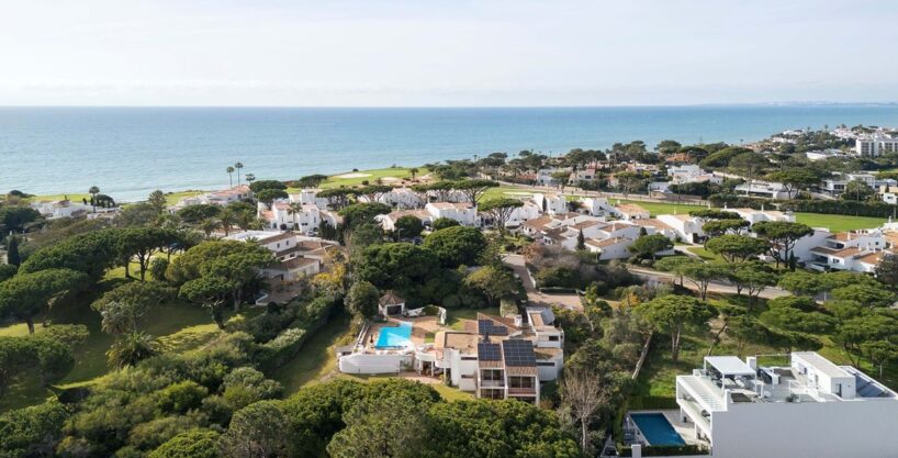 Large sea view villa with land for renovation in Vale do Lobo 2
