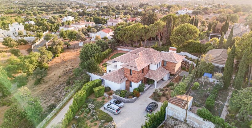 Luxury sea view villa for sale in the Algarve Golden Triangle 12