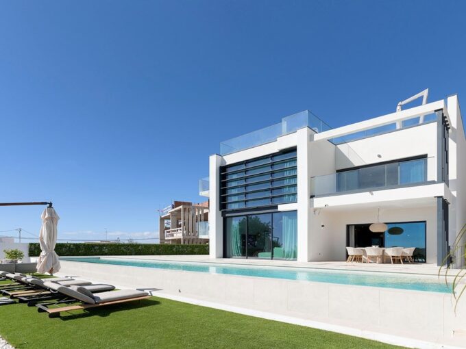 Modern 5 bed villa for sale in Santa Barbara de Nexe, Algarve 1