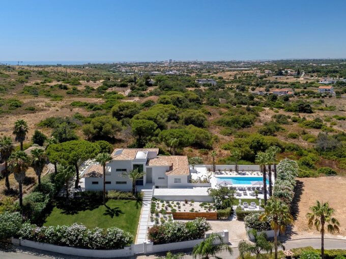 Renovated 5 bed villa in Fonte Algarve, Almancil, Algarve 1