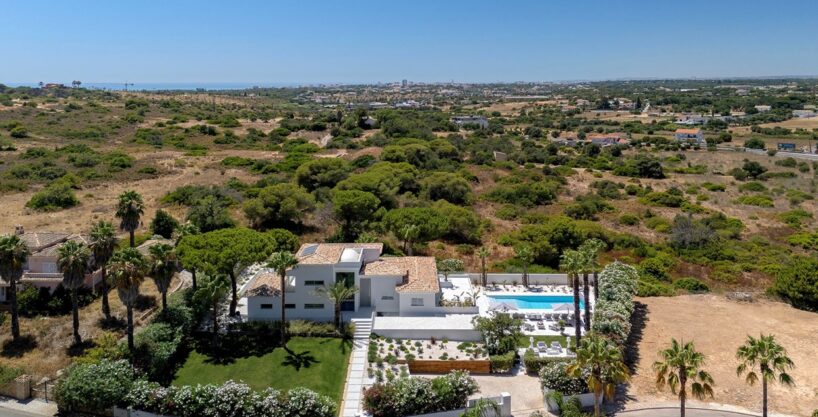 Renovated 5 bed villa in Fonte Algarve, Almancil, Algarve 1