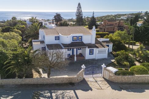 Sea view 4 bed villa for sale in Montinhos da Luz, Algarve 1