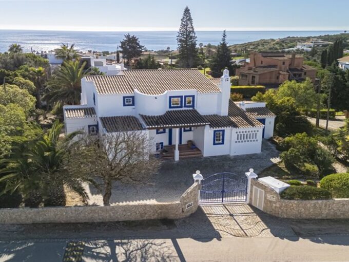 Sea view 4 bed villa for sale in Montinhos da Luz, Algarve 1