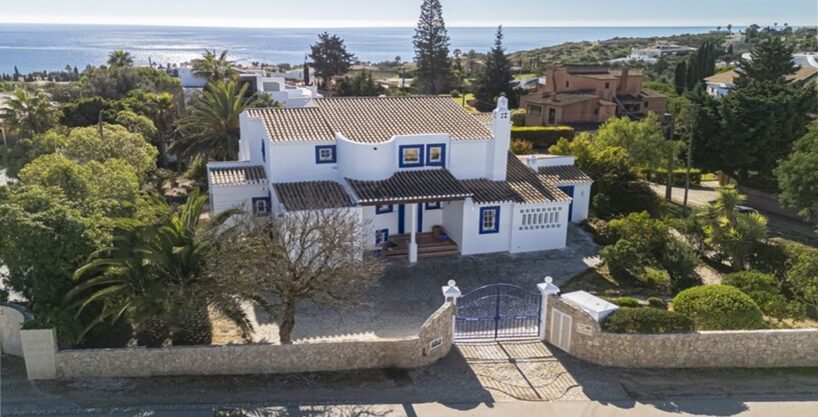 Sea view 4 bed villa for sale in Montinhos da Luz, Algarve 1