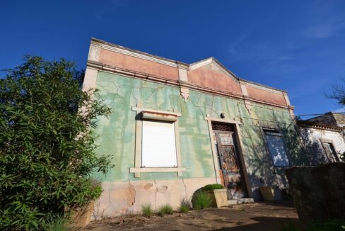 Traditional detached farmhouse for renovation in Loule, Algarve 1
