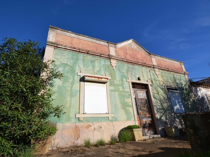 Traditional detached farmhouse for renovation in Loule, Algarve 1