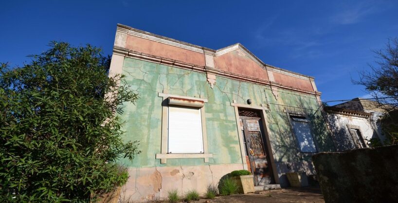 Traditional detached farmhouse for renovation in Loule, Algarve 1