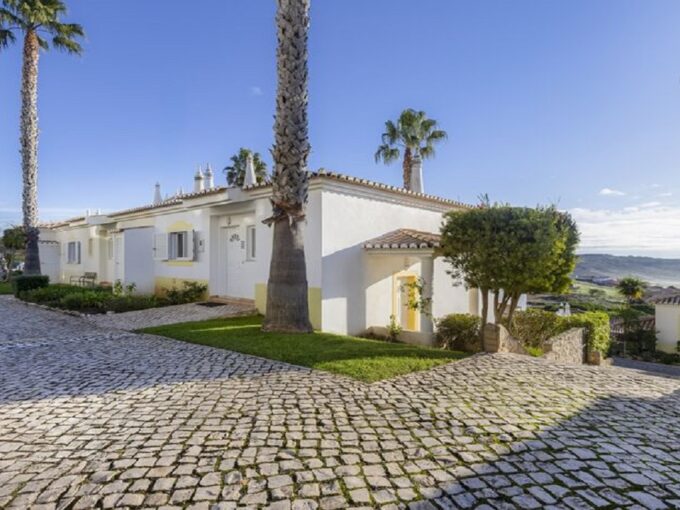 2 bed corner townhouse in Golfe Santo Antonio, Algarve 1